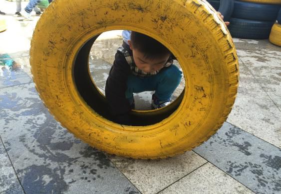 幼儿园优秀学习故事：轮胎里的水儿快走开