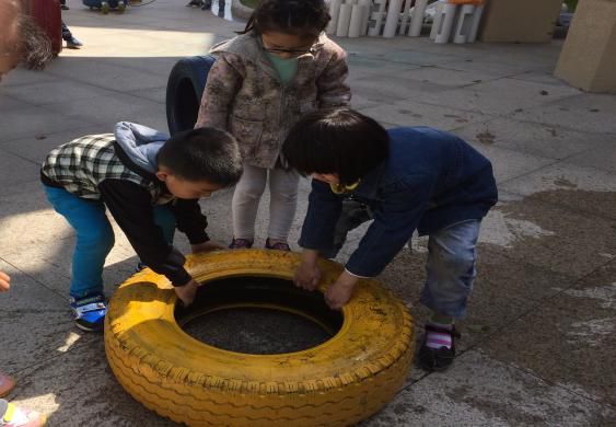 幼儿园优秀学习故事：轮胎里的水儿快走开