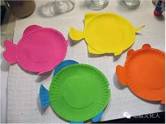 疫情在家，幼儿园一步一步教你制作小鱼纸盘画，亲子动起来