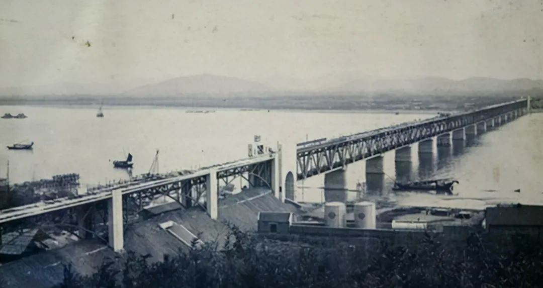 中国第一座钢铁大桥，通车3个月就被炸毁，他的建造难度有多大？