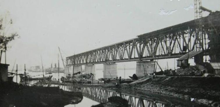 中国第一座钢铁大桥，通车3个月就被炸毁，他的建造难度有多大？