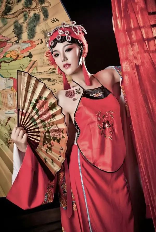 中国古代的肚兜男女都用，更能体现东方美，放到现在也不过时
