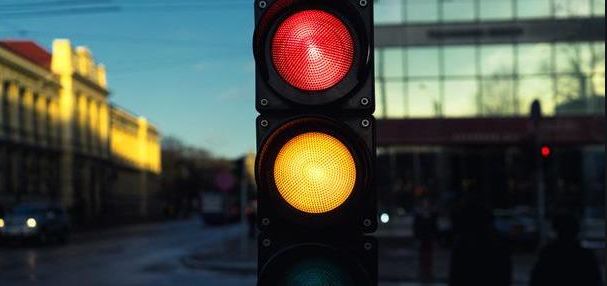 交通信号灯中的“黄色灯”，竟然是中国人倡议的，很多人却不知道