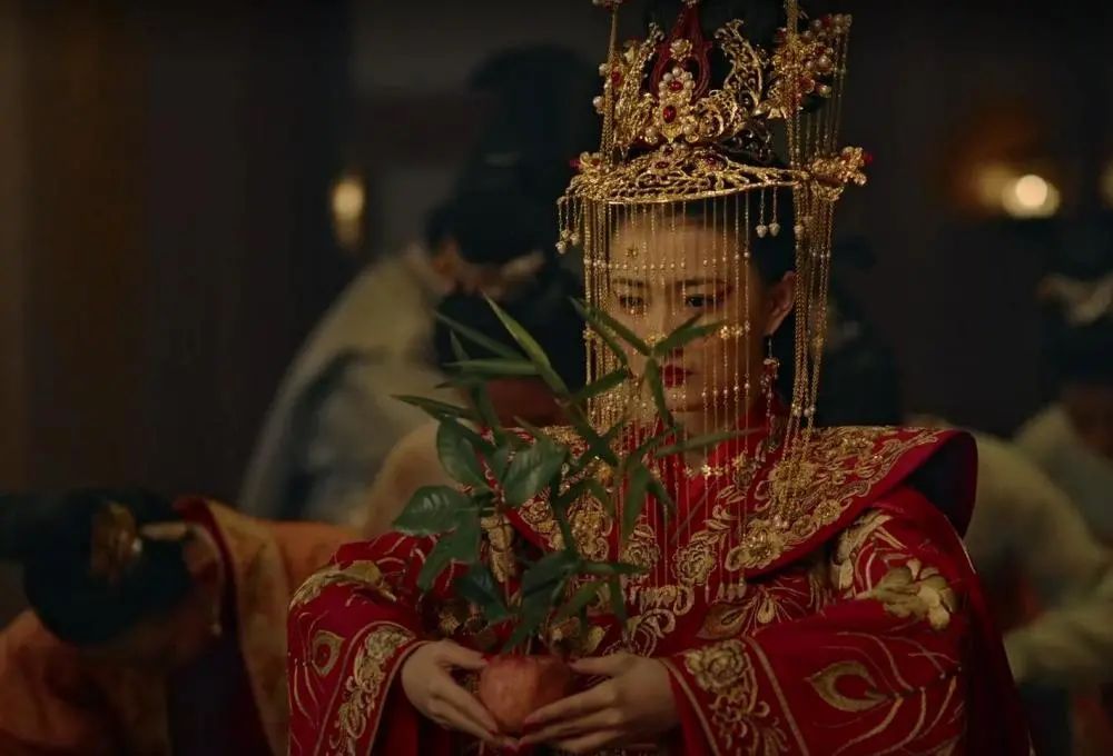 汉朝大将三年未归，妻子被招进宫中，皇帝问：“你猜下我是谁？”
