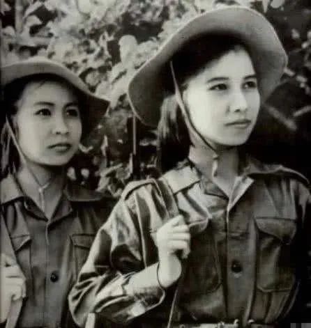中越战争：我军俘虏6个不穿衣服的越女兵