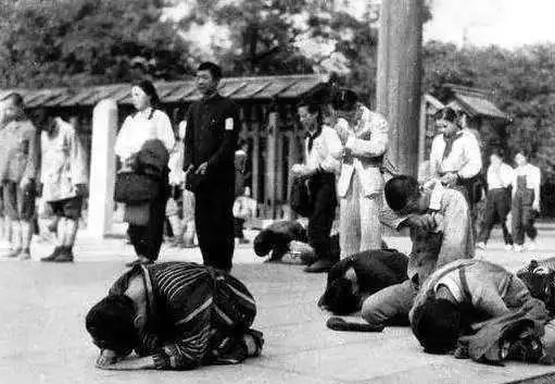 日本切腹自杀 ，为何身边还站着一个人？