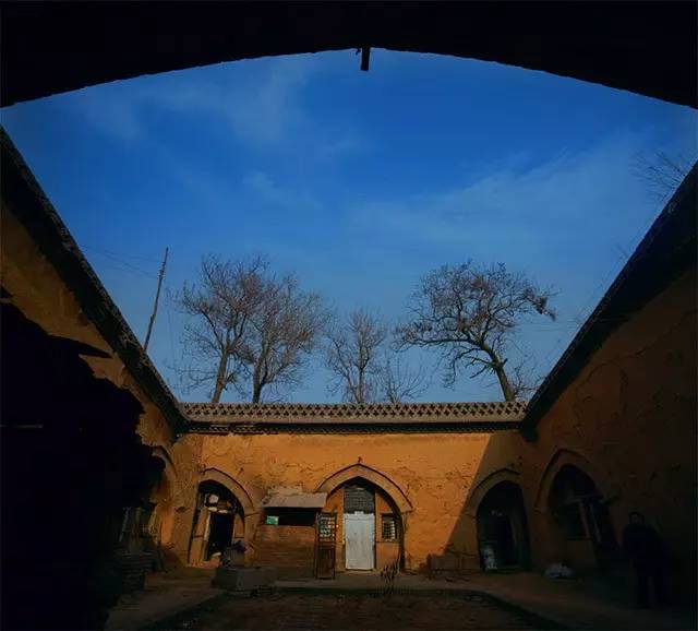 中国有个神奇的村子，村民在地下住了4000年