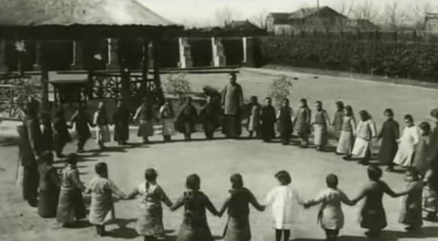 一百年前，中国曾经有过最好的幼儿园，大学教授当幼师，如今……