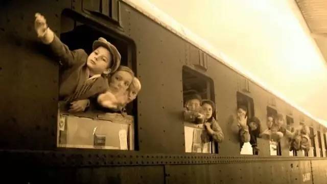 他用8列火车从纳粹手下救出了669个孩子，几十年后这些孩子找到了他……