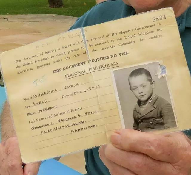 他用8列火车从纳粹手下救出了669个孩子，几十年后这些孩子找到了他……