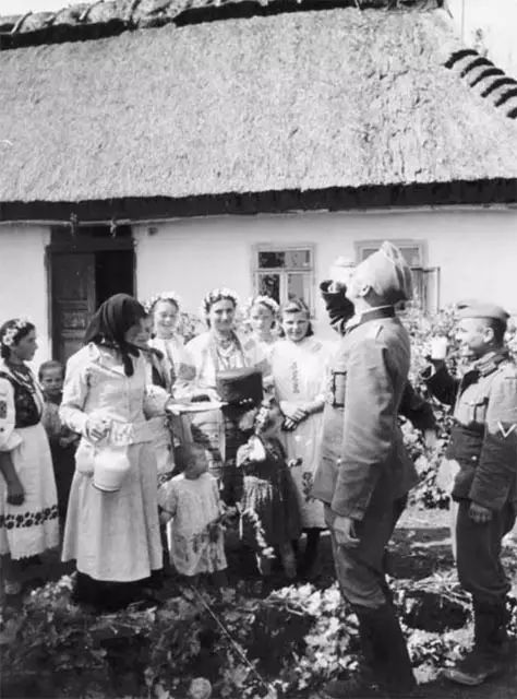 二战德军攻占乌克兰后，为何受到当地妇女鲜花美酒的热情款待？
