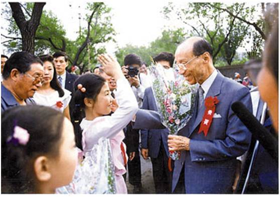 他活了107岁，捧红刘德华、周润发、周星驰，一生捐了47亿、3万座楼！