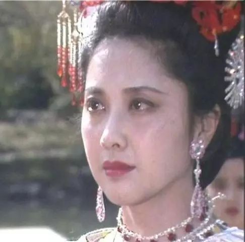 她是最美女儿国国王，痴恋唐僧、一生未嫁，如今64岁仍明媚动人...