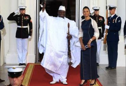 那个说出兵1000就能遏制中国的冈比亚总统，被一个保安拽下台了...