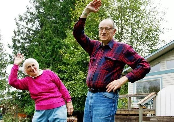 国外老人不跳广场舞，他们退休后都干什么？