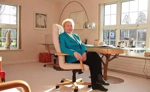 从流浪儿到亿万女富豪，这个犹太人仅用了20年，造飞机黑匣子、被女王接见，83岁她却一心只做慈善家！