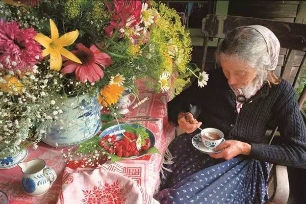 92岁的她，隐居山间，活成了仙女的模样