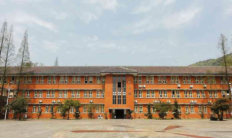 这所只存在8年的大学，何以成为中国教育史上的珠穆朗玛峰