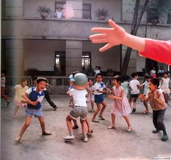 1982年，一个日本摄影师给中国儿童拍了一组照片，看完已泪奔…