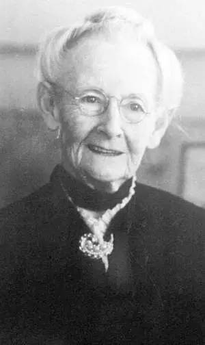 她活了101岁，当了一辈子农妇，生了10个孩子，80岁那年却轰动世界！
