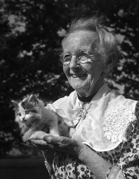 她活了101岁，当了一辈子农妇，生了10个孩子，80岁那年却轰动世界！