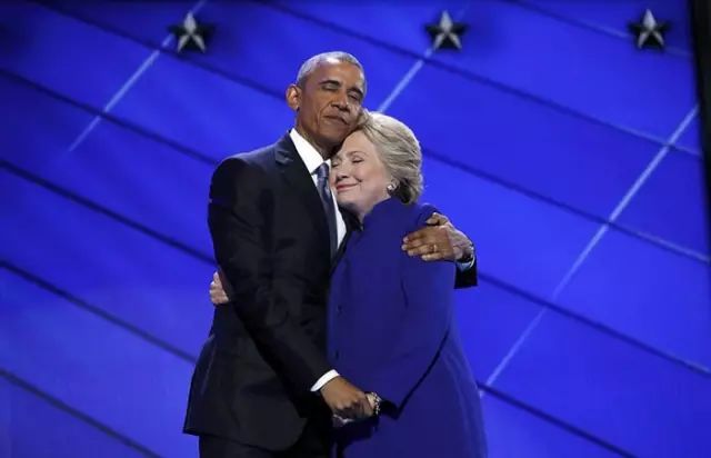 奥巴马和希拉里来了个深情拥抱，就让全世界的段子手们玩坏了.....