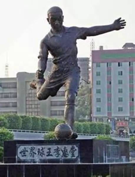 一生共射进1860个球的中国球王：他退役了，中国足球现在还没缓过来