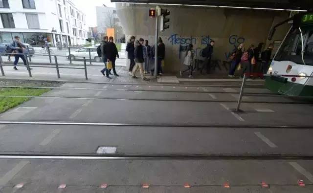 这年头手机党过马路各种不看红绿灯，德国政府干脆把红灯装到了地上...