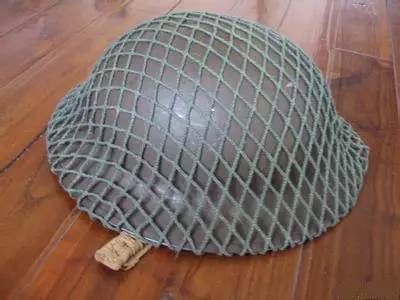 二战各国士兵钢盔上套的网绳是干什么用的？