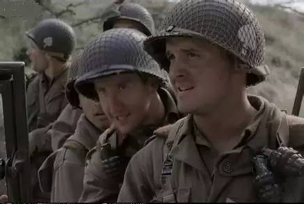 二战各国士兵钢盔上套的网绳是干什么用的？