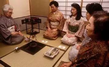 为什么很多男人都想娶个日本老婆，原来“鬼混”老婆也不管