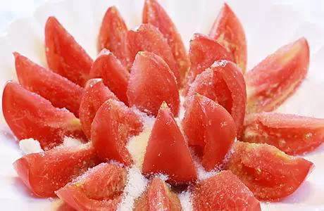 吓！西红柿拌白糖危害竟这么大，夏天你还敢这样吃？
