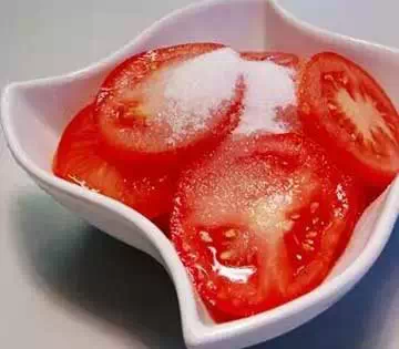 吓！西红柿拌白糖危害竟这么大，夏天你还敢这样吃？