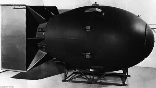 世界上第一颗原子弹是谁制造的？