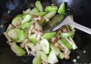 丝瓜和它一起煮是绝配，清甜滋润特别鲜，夏天喝比骨头汤更舒爽！