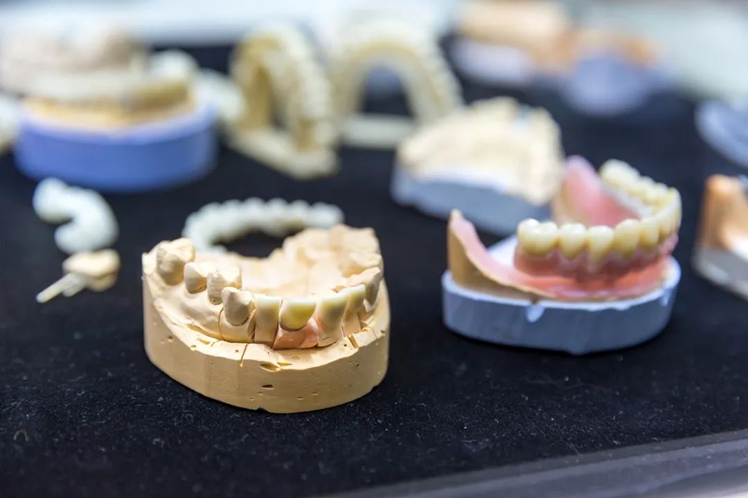 65岁以后老年人口腔保健目标：至少保留20颗功能牙！