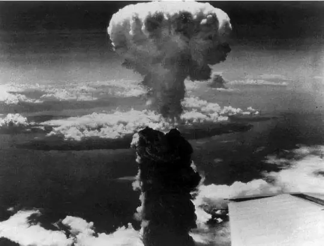 被原子弹轰炸后一百年不能住人，为何广岛长崎还住着那么多人？