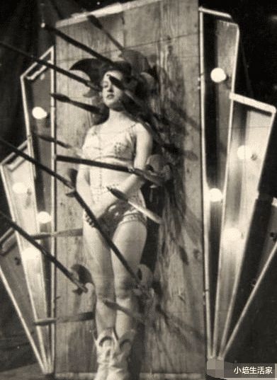 12张罕见的老照片：马戏团美女表演飞刀绝技！