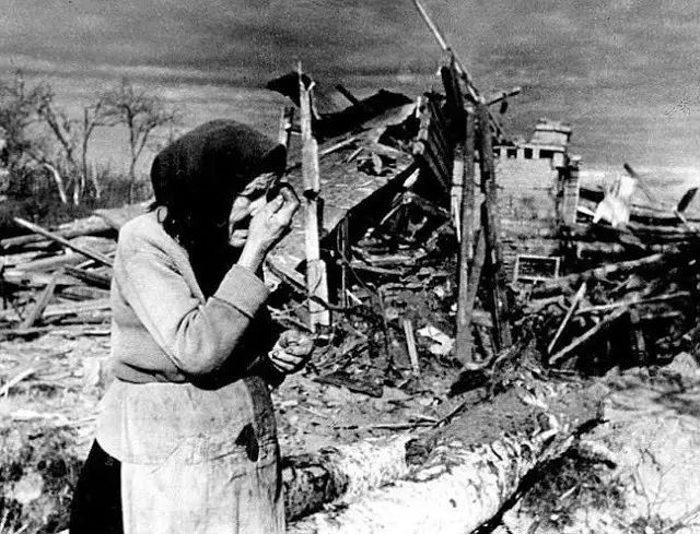 老照片：二战中被折磨的悲惨女人 ，孩子抱着死去的母亲哭泣！