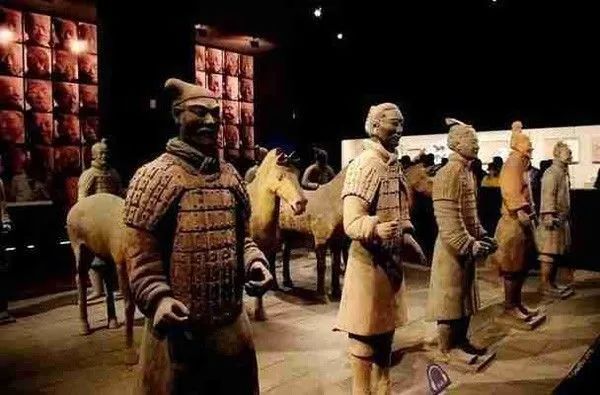秦皇兵马俑身材高大，一个有300多公斤重，古人是怎么做出来的？