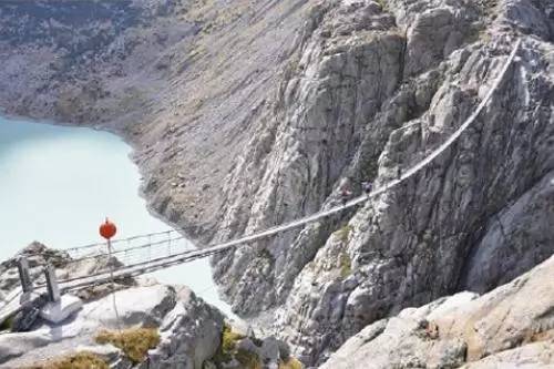 世界上最恐怖的19座桥，刚看第一眼腿就软了！
