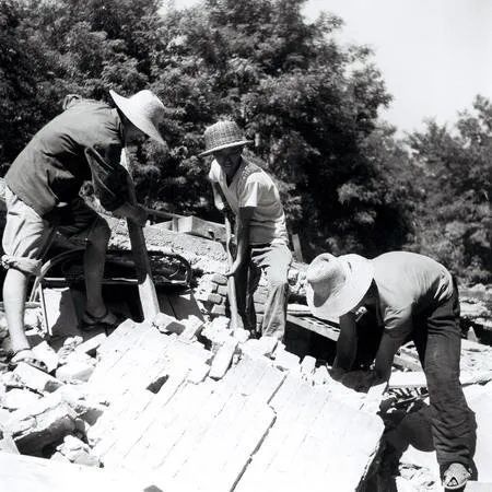 1976年唐山大地震老照片，现场惨烈不堪回首！
