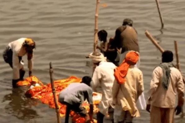 印度恒河水那么脏，为什么印度人喝了不生病？看后想吐的举个手！