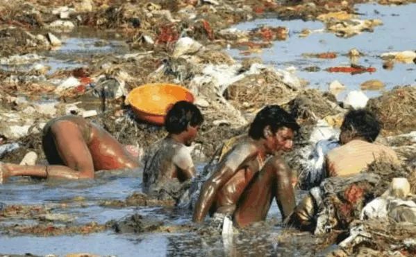 印度恒河水那么脏，为什么印度人喝了不生病？看后想吐的举个手！