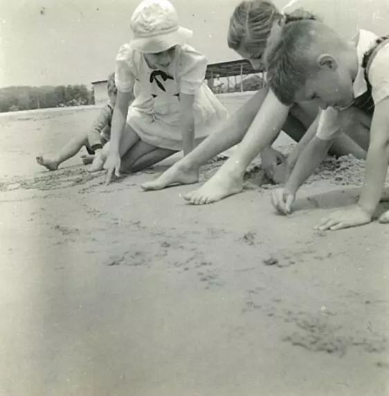 一组夏日沙滩老照片：白俄妹子活色生香