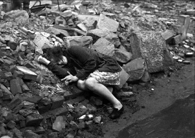 老照片：二战中被折磨的悲惨女人 ，孩子抱着死去的母亲哭泣！