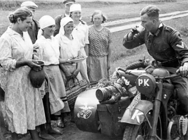 纳粹德军攻占乌克兰后，为何受到当地妇女鲜花美酒的款待？
