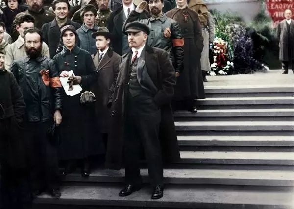 31张列宁的珍贵彩色照片，第三张是他妻子年轻时的样子！