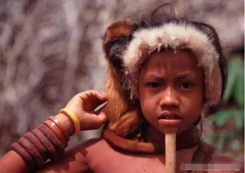 世界上最奇葩原始部落，女性以“赤裸”为美，将一根木棍穿进下巴！