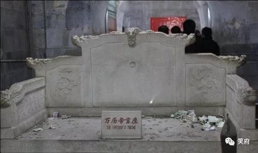 考古队打开万历皇帝墓，看到尸骨摆放姿势，揭开隐藏300多年的秘密 ！